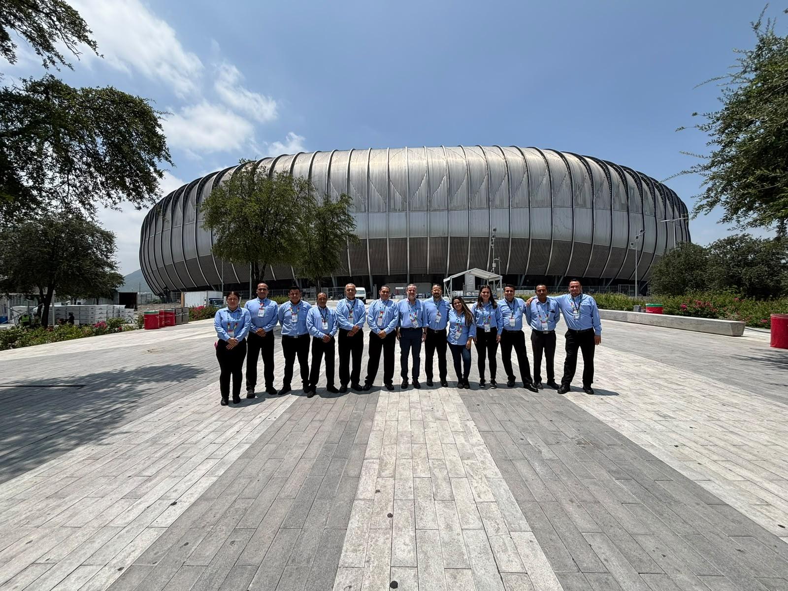 Equipo operativo de Cinco Events frente al Estadio BBVA, Copa Mundial FIFA 2026